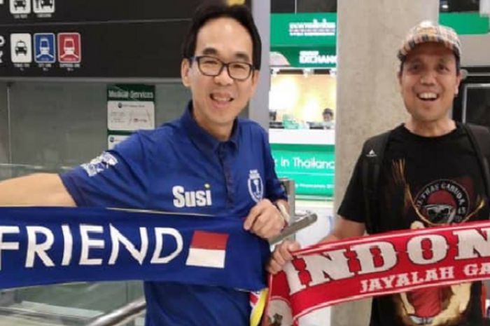 Dua suporter masing-masing dari Thailand dan Indonesia tunjukan keserasian, menjelang pertemuan kedua tim pada matchday ketiga Grup B Piala AFF 2018 di Stadion Rajamangala, Bangkok, Thailand, Sabtu (17/11/2018). 