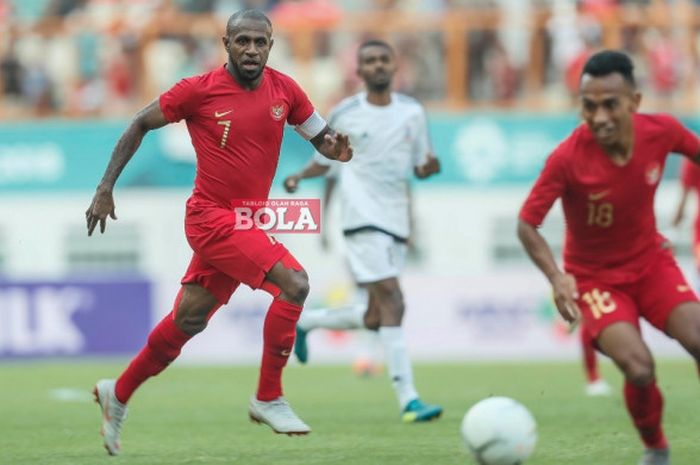  Kapten timnas Indonesia, Boaz Solossa, berlari pada laga persahabatan internasional kontra Mauritius di Stadion Wibawa Muklti, Selasa (11/9/2018). 