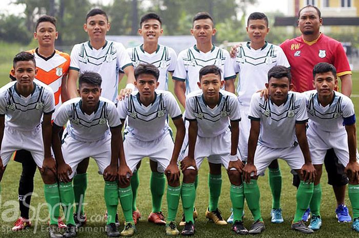 Reswandi bersama pemainnya, PSMS Medan U-16.
