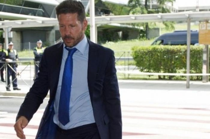 Pelatih Atletico Madrid, Diego Simeone, memasuki Terminal 3 Bandara Adolfo Suarez, Madrid, 26 Mei 2016. Ia bersiap berangkat menuju Milan, Italia, untuk menghadapi Real Madrid pada final Liga Champions di Giuseppe Meazza, 28 Mei 2016.