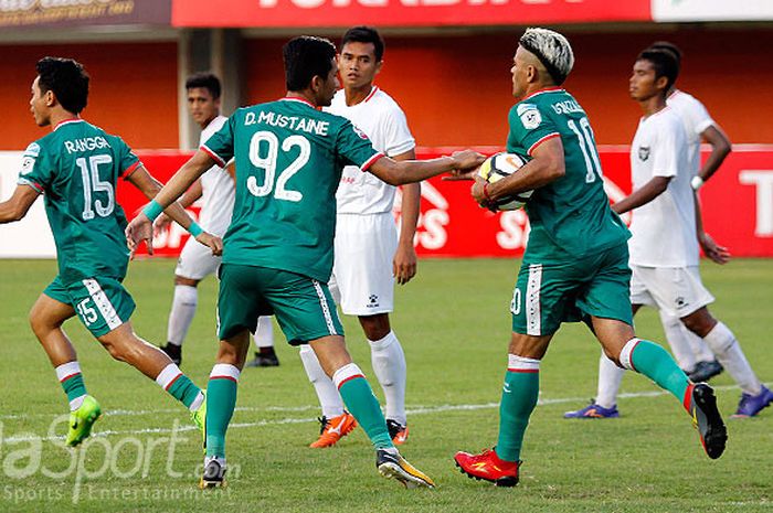 Penyerang PSS Sleman, Cristian Gonzales (kanan), merayakan gol bersama rekan setimnya saat melawan Madura FC dalam laga lanjutan Liga 2 2018 di Stadion Maguwoharjo, Sleman, Rabu (2/5/2018).