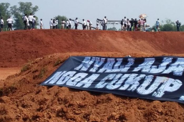 Slogan: Nyali Aja Ngga Cukup!!! jadi pemacu semangat para pebalap 76 Rider di Sirkuit Paramount, BSD, Tangerang Selatan.