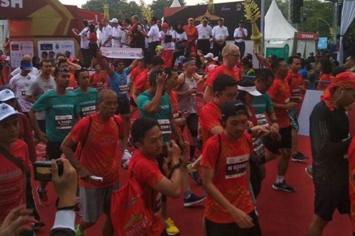 Para peserta Bank Jateng Borobudur Marathon 2017 start di Taman Lumbini Candi Borobudur Magelang, Jawa Tengah, Minggu (19/11/2017), pukul 05.00 WIB.