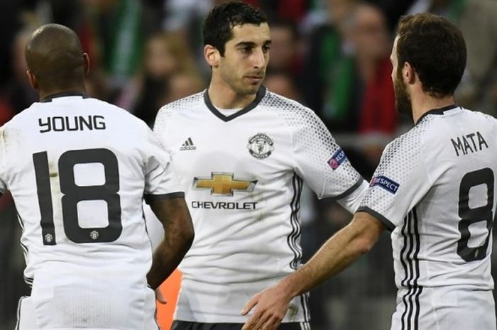 Gelandang Manchester United, Henrikh Mkhitaryan (tengah), merayakan gol yang ia cetak ke gawang Saint-Etienne bersama Juan Mata (kanan) dan Ashley Young dalam pertandingan leg 2 babak 32 besar Liga Europa di Stade Geoffroy Guichard, Saint-Etienne, Prancis, pada Rabu (22/2/2017).