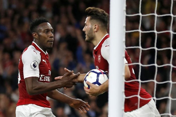 Bek Arsenal, Sead Kolasinac (kanan), merayakan gol yang dicetak Danny Welbeck dalam laga Liga Inggris kontra Leicester City di Stadion Emirates, London, pada 11 Agustus 2017.