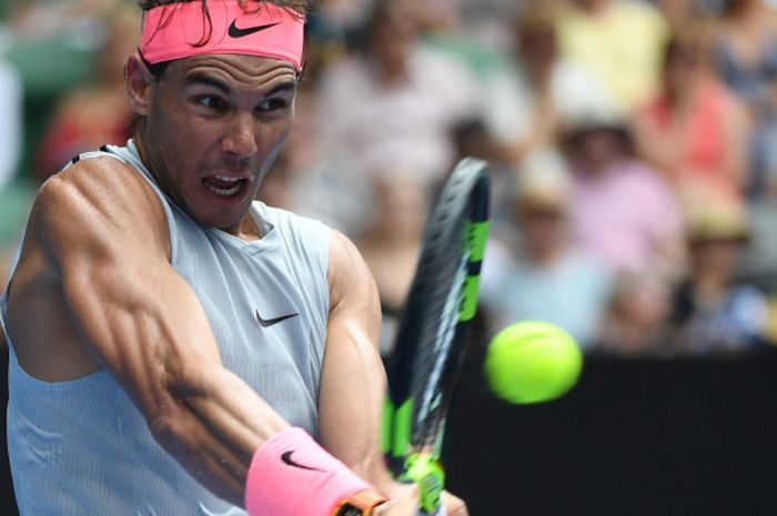 Petenis tunggal putra nomor satu dunia asal Spanyol, Rafael Nadal, berupaya mengembalikan bola pukulan sang lawan, Diego Schwartzman (Argentina), pada babak keempat turnamen Australian Open 2018 yang berlangsung di Rod Laver Arena, Melbourne Park, Melbourne, Minggu (21/1/2018).