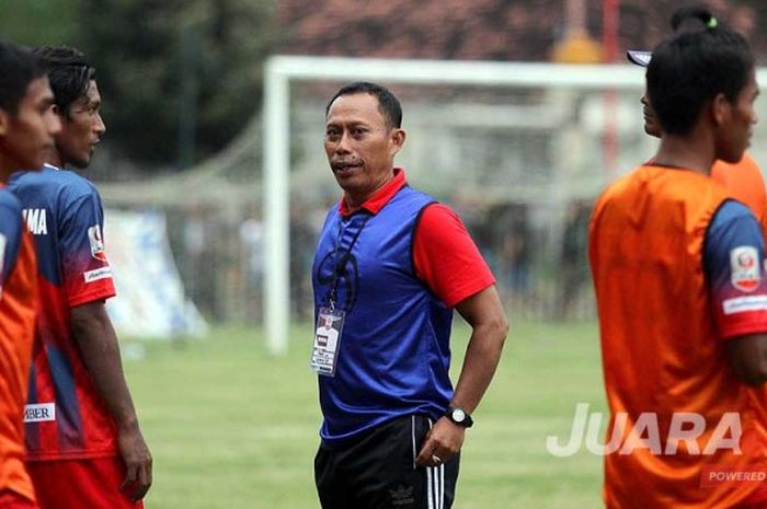 Pelatih Persigo Semeru FC, Putut Wijanarko (tengah), memberikan instruksi kepada pemainnya menjelang laga melawan Persekam Metro FC dalam kompetisi Liga 2 yang berakhir dengan skor 1-1 di Stadion Semeru Lumajang, Jawa Timur (07/07/2017) Minggu sore.