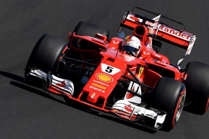 Pebalap Ferrari asal Jerman, Sebastian Vettel, saat menjalani sesi latihan bebas ketiga GP Hungaria di Hungaroring, Budapest, Sabtu (29/7/2017).