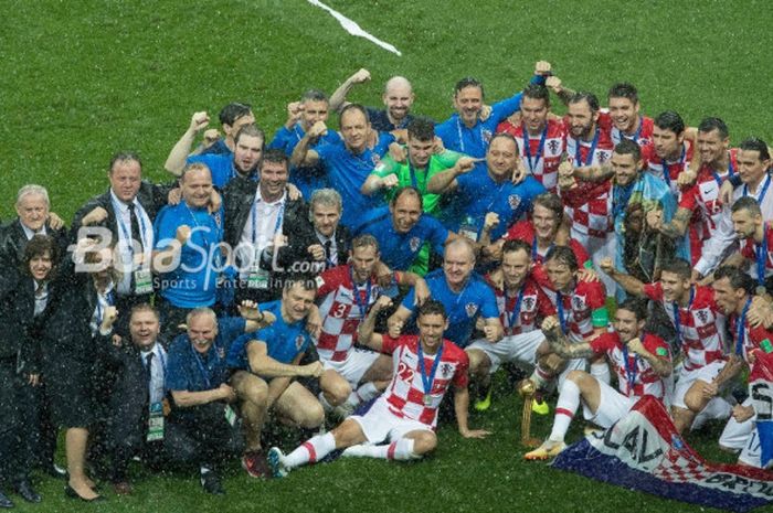 Para pemain dan staf timnas Kroasia berpose dengan medali perak setelah dikalahkan Prancis pada laga final Piala Dunia 2018 di Stadion Luzhniki, Moskow, 15 Juli 2018.