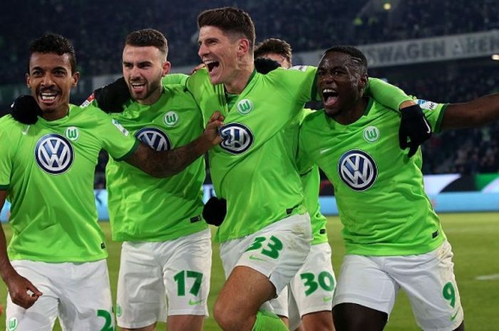 Striker Wolfsburg, Mario Gomez (kedua dari kanan), merayakan golnya bersama rekan setim setelah menjebol gawang Hamburg dalam laga Liga Jerman di Volkswagen Arena, Wolfsburg, 21 Januari 2017.