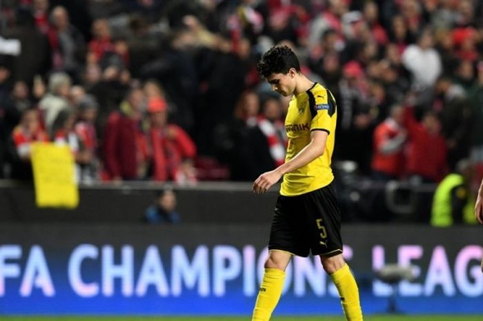 Pemain Borussia Dortmund, Julian Weigl (kanan) dan Marc Bartra, tertunduk lesu seusai takluk dari Benfica dalam laga leg pertama babak 16 besar Liga Champions di Stadion da Luz, Lisbon, Portugal, Selasa (14/2/2017).