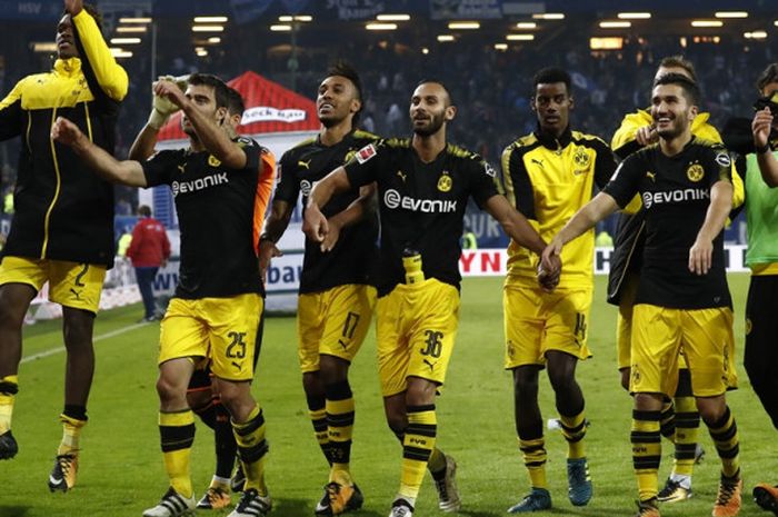 Para pemain Borussia Dortmund merayakan kemenangan atas Hamburg SV pada partai Liga Jerman di Volksparkstadion, Rabu (20/9/2017).