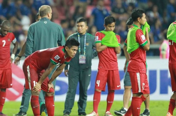 Kekecewaan para pemain timnas Indonesia usai final kontra Thailand pada Piala AFF 2016 di Bangkok, 1