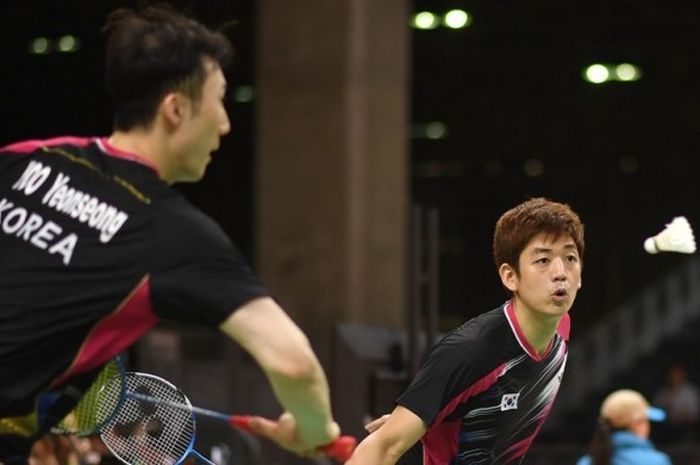 Pasangan ganda putra Korea Selatan, Lee Yong-dae (kanan)/Yoo Yeon-seong, mengembalikan kok dari pasangan Rusia, Vladimir Ivanov/Ivan Sozonov pada babak penyisihan grup Olimpiade Rio 2016 di Riocentro Stadium, Rio de Janeiro, Sabtu (13/8/2016).