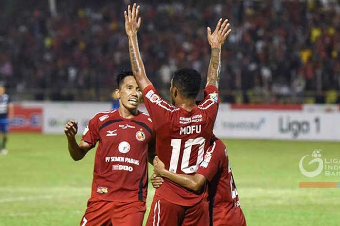 Pemain Semen Padang saat merayakan gol mereka ke gawang Arema FC.