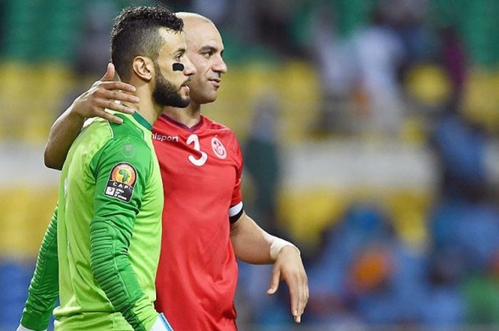 Dua pemain Tunisia, Kiper Rami Jeridi (kiri) dan bek Aymen Abdennour, merayakan kemenangan mereka atas Zimbabwe dalam laga Grup A Piala Afrika 2017 di Stade de l'Amitie Sino-Gabonaise, Libreville, pada 23 Januari 2017.