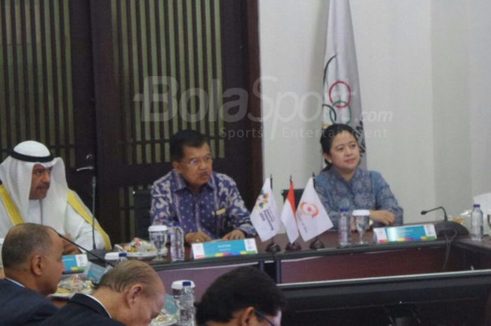 Wakil Presiden Republik Indonesia Jusuf Kalla (tengah) dan Presiden OCA Sheikh Ahmad Al Fahad Al Sabah (kiri) melakukan rapat terkait perubahan Host City Contract Asian Games 2018, di Jakarta, Minggu (15/10/2017).