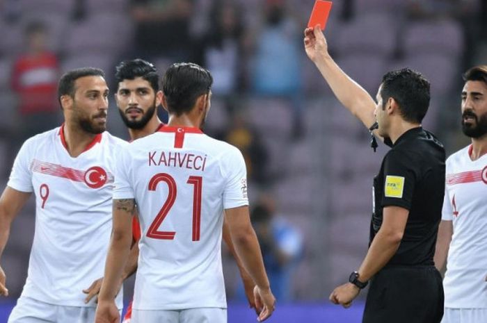Cenk Tosun (kiri) mendapat kartu merah dalam pertandingan uji coba antara Tunisia kontra Turki di Stade de Geneve, Jenewa, 1 Juni 2018.
