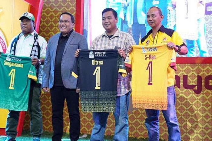 Dodi Reza Alex Noerdin (kedua dari kiri), memperkenalkan kostum Sriwijaya FC kompetisi 2017, bersama ketua tiga kelompok suporter Sriwijaya FC, Selasa Malam (4/4/2017) di Mall Palembang Icon.