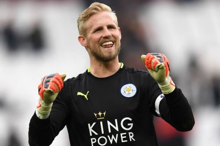 Kiper Leicester City, Kasper Schmeichel, merayakan kemenangan timnya atas West Ham United dalam laga Premier League di Stadion London, Stratford, Inggris, pada 18 Maret 2017.