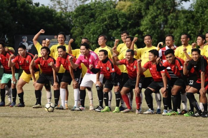 Mitra Devata (jersey kuning) berpose sebelum beruji coba melawan tim sepak bola Kedokteran Udayana (merah), Senin (6/8/2018) di Lapangan Korem IX Wirasatya, Denpasar.