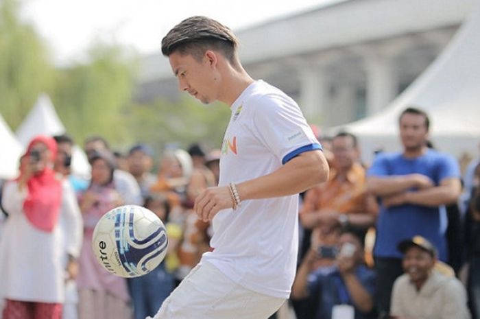 Gelandang Persib Bandung, Kim Jeffrey Kurniawan, unjuk kebolehan pada acara Meet & Greet di Gedung Sate, Bandung, Minggu (11/8/2018).