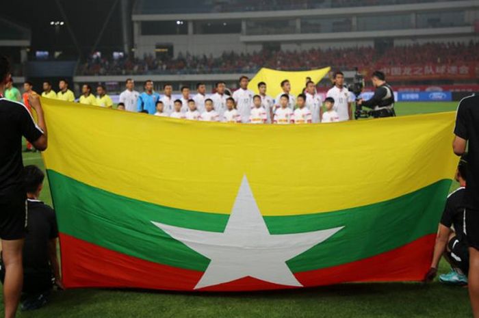  Para pemain timnas Myanmar dibelakang bendera negerinya jelang laga uji coba kontra tuan rumah China di Stadion Jiangning Sports Centre, 26 Mei 2018. 