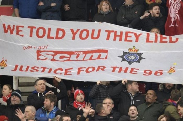 Para fans Liverpool di laga Piala Liga antara Stoke dan Liverpool pada 5 Januari 2016 membentangkan spanduk untuk meminta keadilan bagi ke-96 suporter Liverpool yang meninggal di Tragedi Hillsborough.