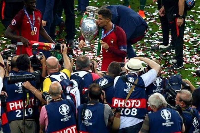 Kapten Portugal, Cristiano Ronaldo, mencium trofi Piala Eropa usai mengalahkan Prancis dalam pertandingan final di Stade de France, Saint-Denis, Prancis, 10 Juli 2016.