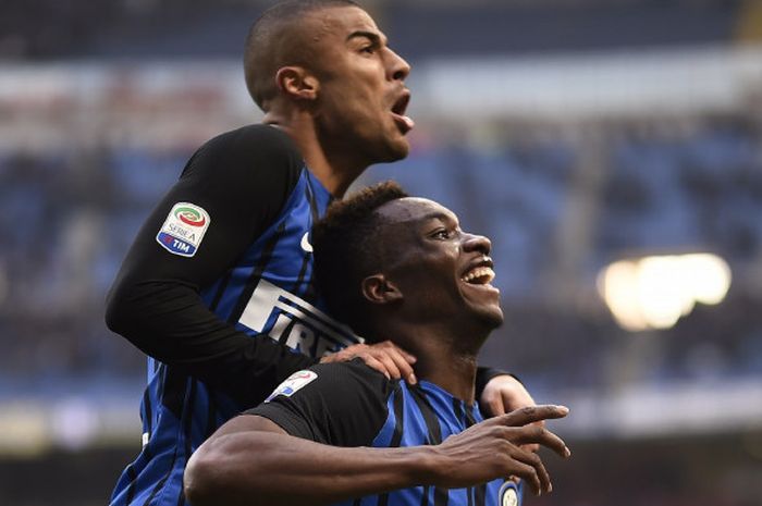 Penyerang Inter Milan, Yann Karamoh (kanan), merayakan golnya bersama gelandang Rafinha Alcantara dalam pertandingan Liga Italia melawan Bologna, Minggu (11/2/2018) di Stadion Giuseppe Meazza, Milan.