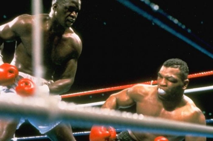 Pertarungan Buster Douglas (kiri) melawan Mike Tyson di Tokyo, 11 Februari 1990.