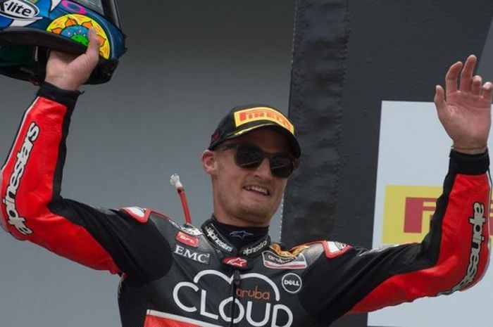 Pebalap Superbike asal Wales, Chaz Davies, merayakan hasil finis di urutan kedua pada balapan Malaysia di Sirkuit Sepang, 2 Agustus 2015.