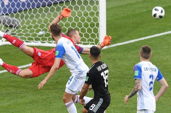 Kiper Timnas Islandia, Hannes Halldorsson, melakukan penyelamatan dalam laga Grup D Piala Dunia 2018 melawan Argentina, 16 Juni 2018 di Spartak Stadium, Moskow.