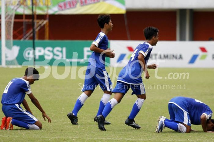 Pemain Jawa Barat U-15, Yadi Mulyadi (paling kanan) merayakan gol ke gawang Sumatera Utara U-15 di final Piala Soeratin U-15 di Stadion Maguwoharjo, Sleman, Sabtu (28/10/2017).