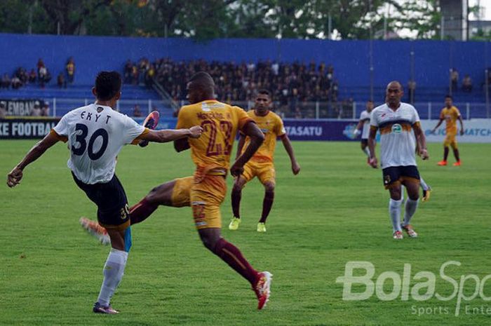 Marco Meraudje (Sriwijaya FC) sedang  berusaha melewati pemain belakang Persela, dalam laga Liga 1, Selasa (26/9/2017) di stadion Bumi Sriwijaya Palembang.