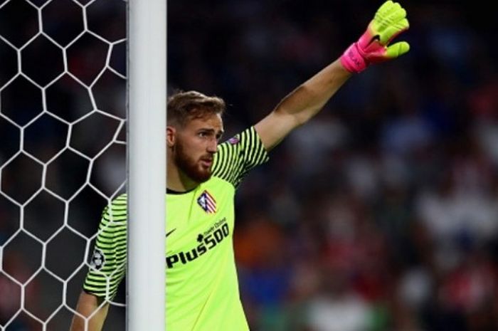 Kiper Atletico Madrid, Jan Oblak, beraksi dalam duel Grup D Liga Champion melawan PSV Eindhoven di Philips Stadion pada 13 September 2016.