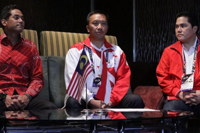 Dari kiri ke kanan Menpora Malaysia Khairy Jamaluddin, Menpora Indonesia Imam Nahrawi, dan Ketua Umum KOI Erick Thohir setelah mengadakan pertemuan di Hotel Shangrilla, Kuala Lumpur, Malaysia, Minggu (20/8/2017)