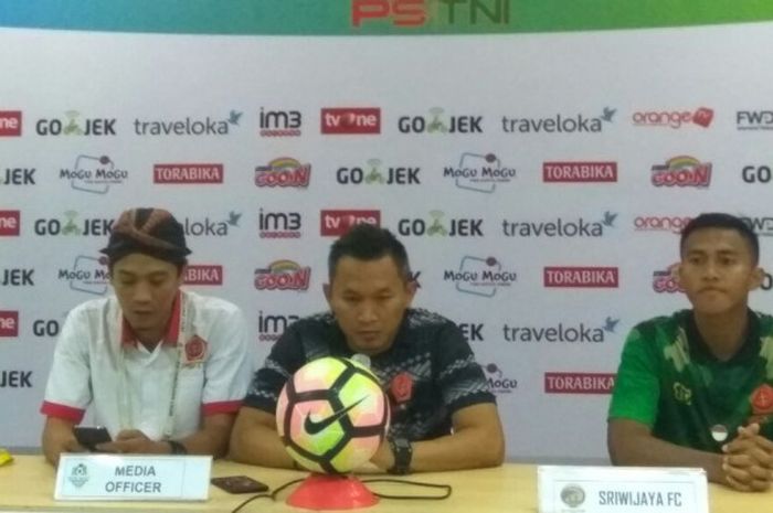 Pelatih PS TNI, Rudy Eka Priyambada (tengah), ditemani pemainnya, Ganjar Mukti (kanan), saat memberikan keterangan pers usai kemenangan atas Sriwijaya FC, Rabu (25/10/2017).