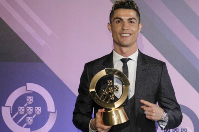 Cristiano Ronaldo mendapat penghargaan di Quinas de Oura, di Lisbon, Portugal