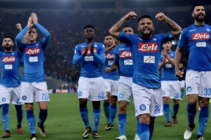 Para pemain Napoli merayakan kemenangan atas AS Roma dalam laga Liga Italia di Stadion Olimpico, Roma, pada 14 Oktober 2017.