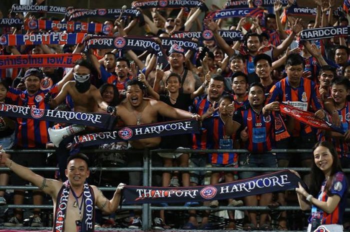 Suporter garis keras Port FC saat mendukung timnya yang mengalahkan tamu mereka Pattaya United pada laga perdana Liga Thailand 1 2018 di Stadion PAT, Bangkok pada 11 Februari 2018. 