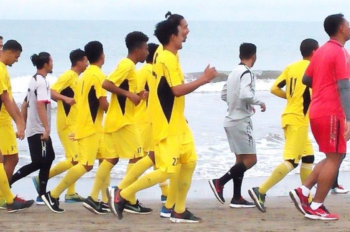 Pemain Semen Padang berlatih di Pantai Padang, Senin (23/1/2017) pagi.