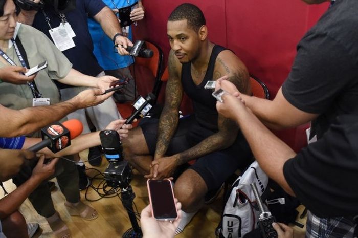 Pebasket New York Knicks, Carmelo Anthony, tengah diwawancara awak media seusai latihan tim nasional basket Amerika Serikat (AS) untuk Olimpiade Rio de Janeiro 2016 di Mendenhall Center, Las Vegas, Nevada, AS, 20 Juli 2016. 