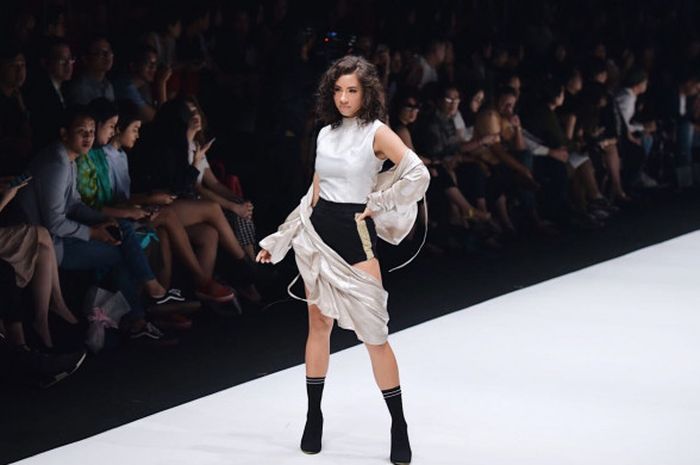 Jennifer Bacdim beraski dalam acara Jakarta Fashion Week 2018