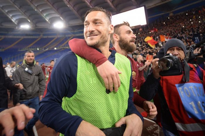 Pemain AS Roma, Francesco Totti (kiri) dan Daniele De Rossi, merayakan kemenangan atas Lazio dalam laga Liga Italia di Stadion Olimpico, Roma, pada 4 Desember 2016.