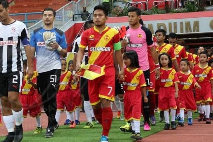 Winger Andik Vermansah (8) dengan ban kapten Selangor  FA di lengan kirinya memimpin skuat Gergasi Merah saat menjamu Pahang FA di Stadion Shah Alam, Selasa (9/8/2016) malam.  
