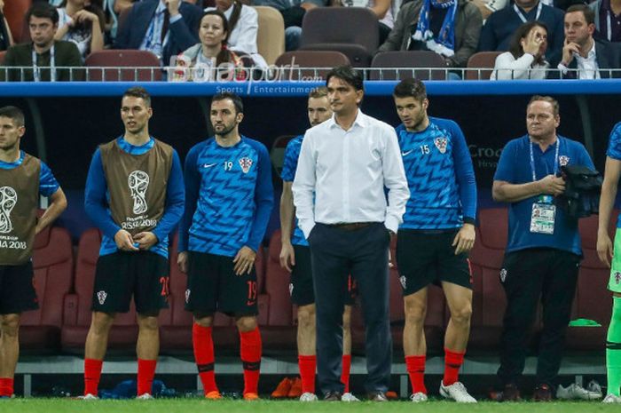 Pelatih Kroasia, Zlatko Dalic, bersama para pemain cadangan di bench saat laga kontra Inggris pada babak semifinal Piala Dunia 2018 di Luzhniki Stadium, Kamis (12/7/2018).