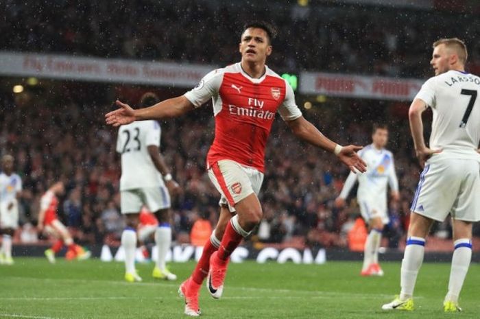 Pemain Arsenal, Alexis Sanchez, merayakan gol yang dia cetak ke gawang Sunderland dalam laga Premier League di Stadion Emirates, London, Inggris, pada 16 Mei 2017.
