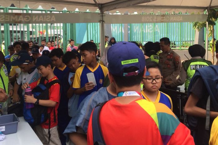 Murid SD Marga Jaya Bekasi, SMP 1 Bekasi, dan SMP 4 Bekasi di Stadion Patriot, Bekasi, Jawa Barat, Jumat (10/8/2018).