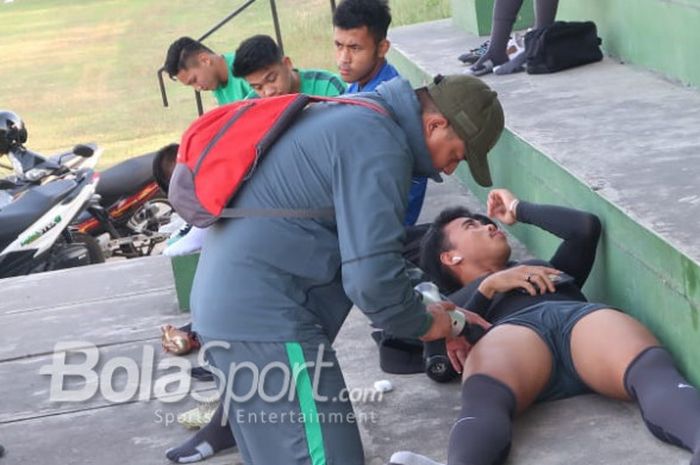 Nurhidayat Haji Haris mendapatkan terapi hypervolt dari tim fisioterapis saat latihan timnas U-19 Indonesia di Stadion Jenggolo, Senin (2/7/2018)